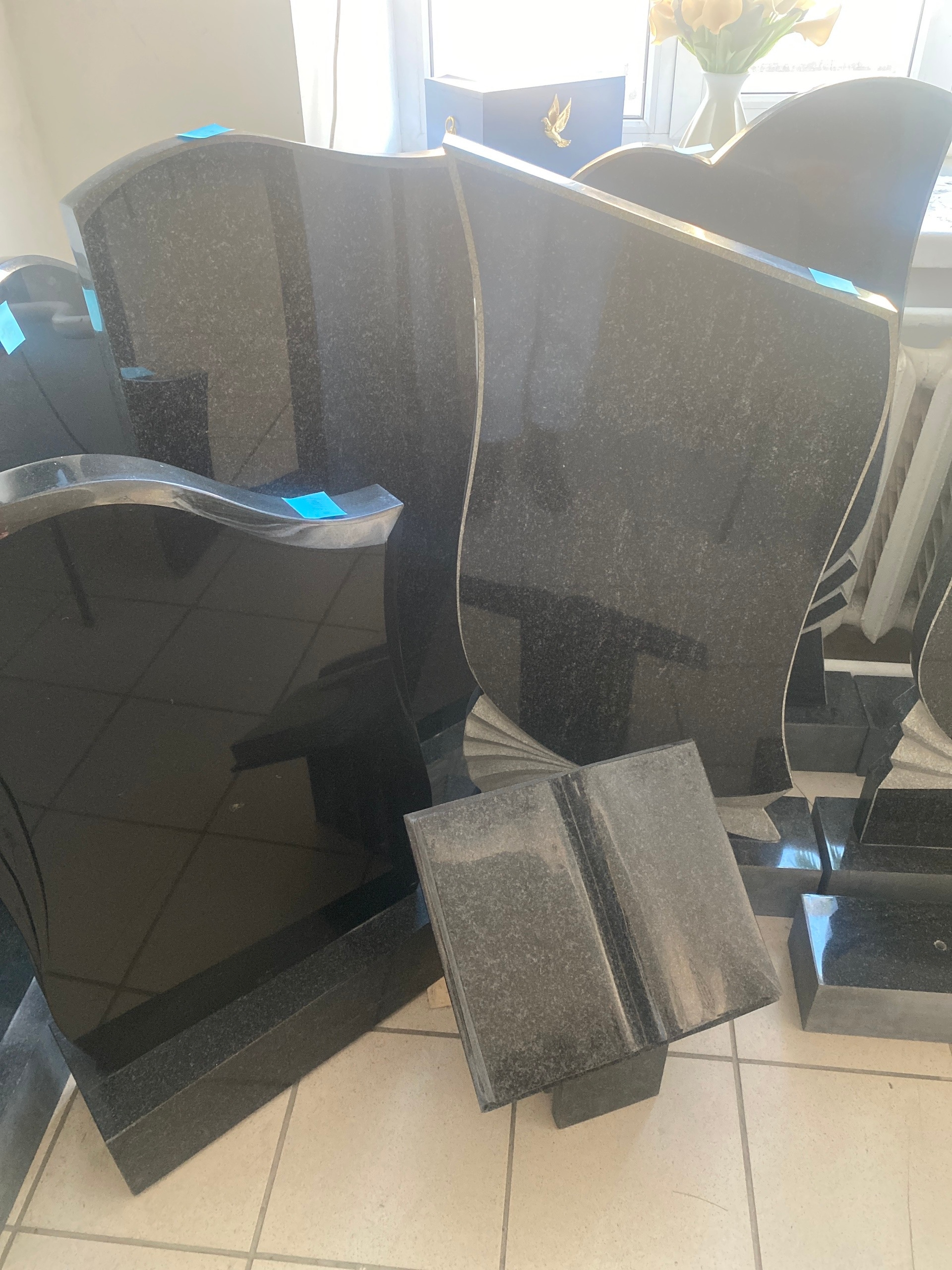 Виды надгробных памятников собственного производства Ритуал-Сервис: стела, горизонтальная плита, барельеф — шоу-рум в Чусовом