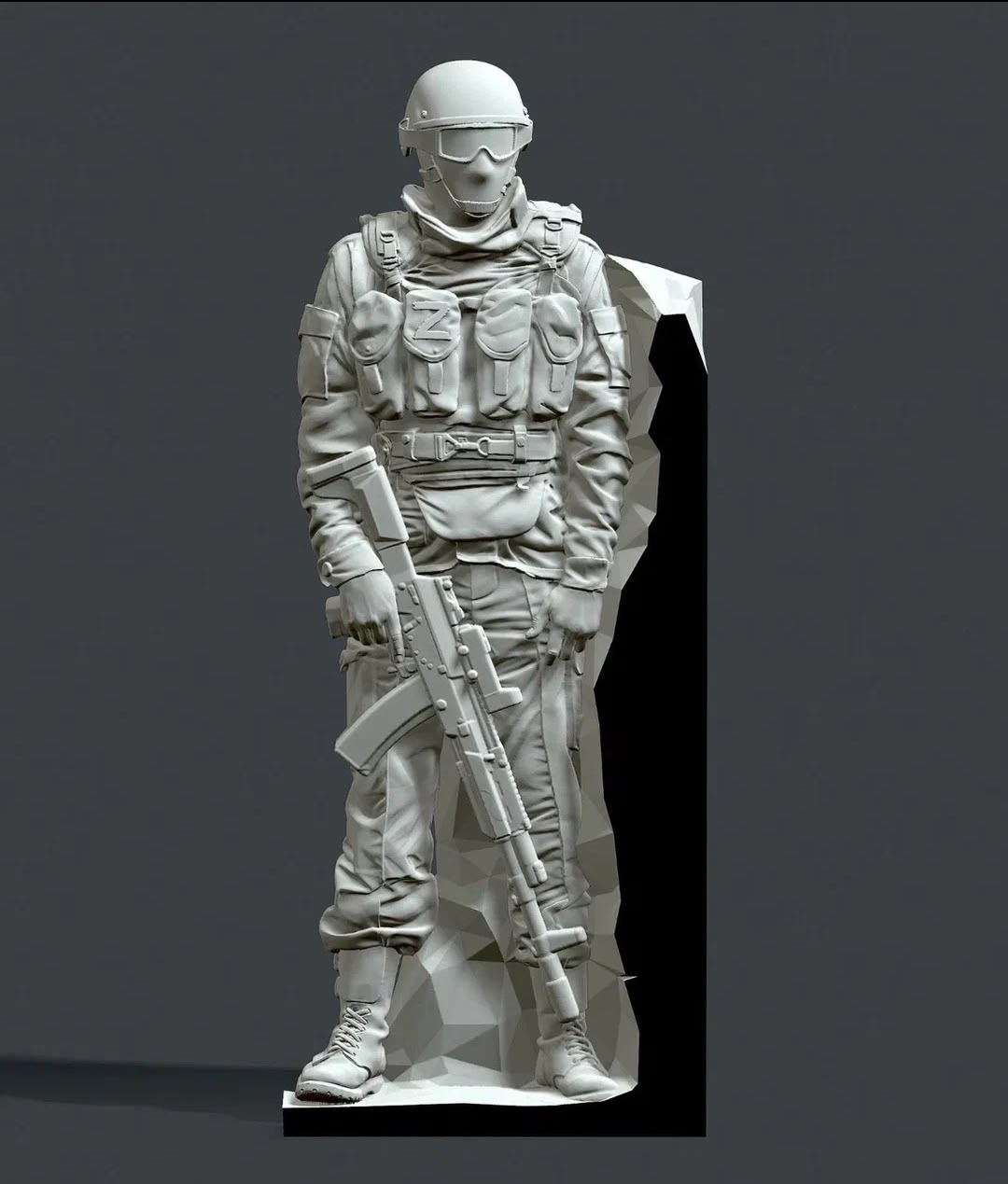 Фигура солдата в полной тактической экипировке с автоматом, шлемом и защитными очками для организации похорон в Лысьве — подготовлен компанией «Ритуал-С»