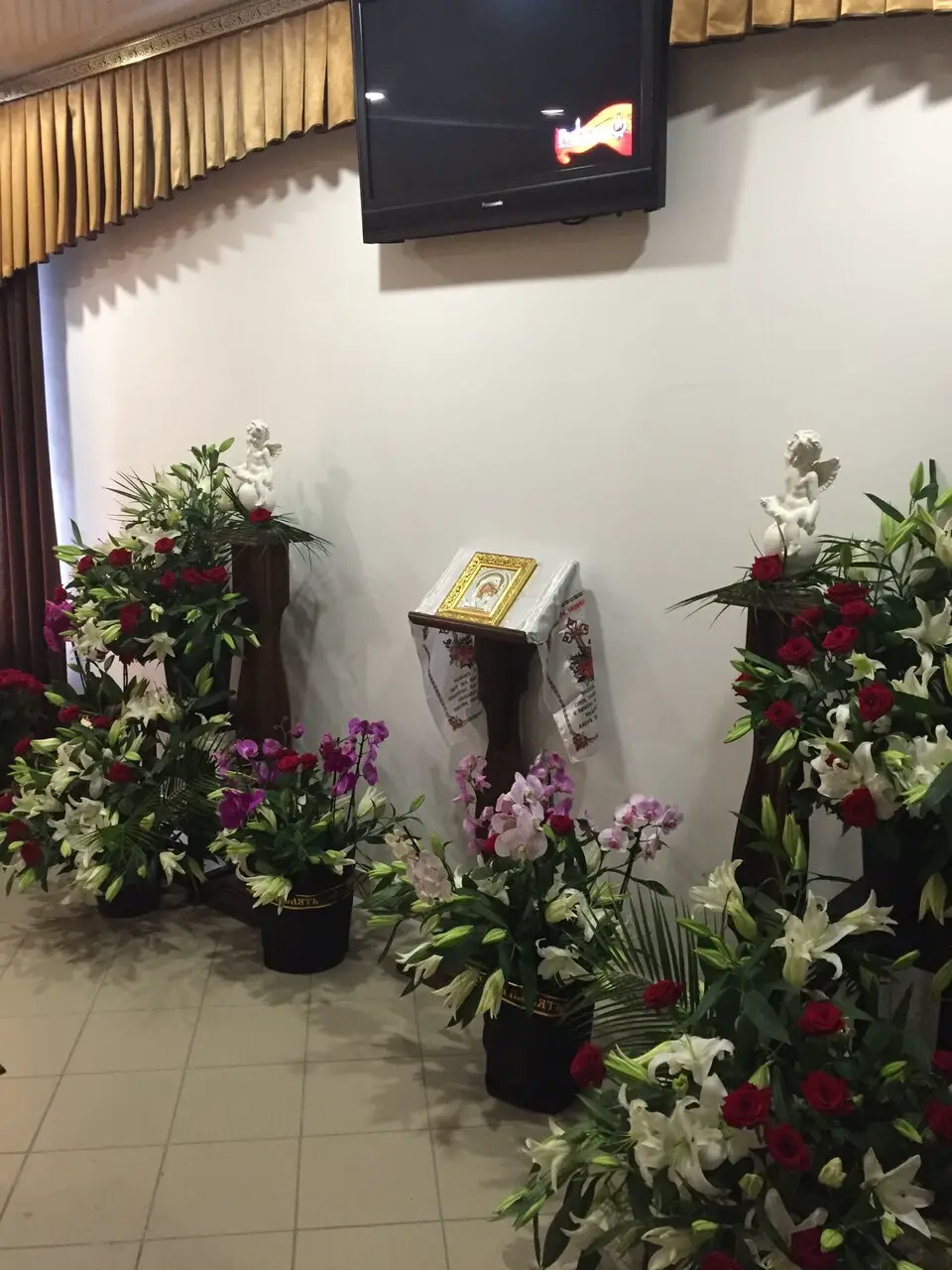 Алтарная зона зала прощания с иконой и цветочным оформлением