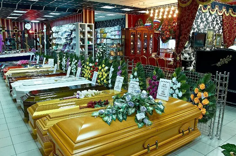 Выставочный зал с гробами, венками и ритуальными принадлежностями