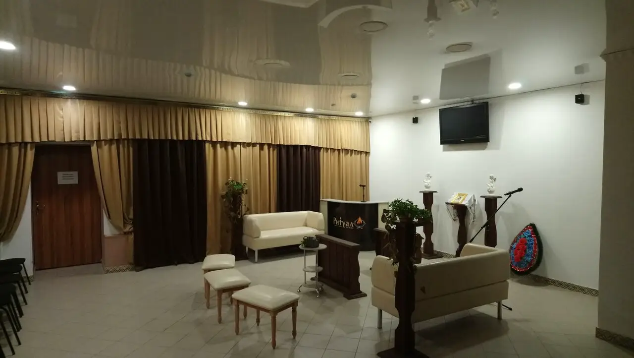 Интерьер зала прощания с кафедрой, диванами и местами для близких