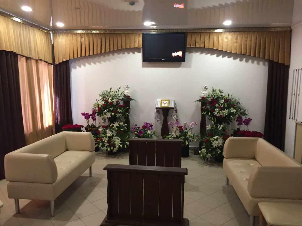 Классический зал прощания с диванами и цветочными композициями