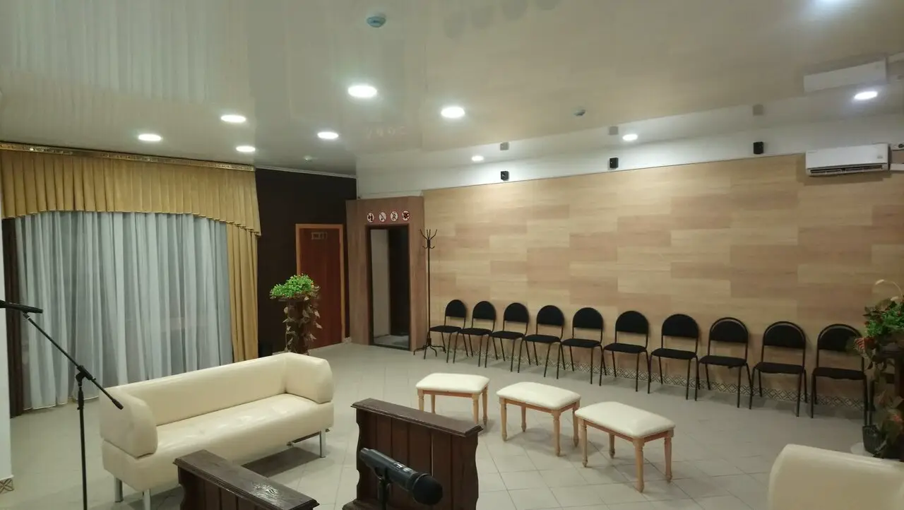 Траурный зал с диваном, стульями и зоной для церемонии прощания