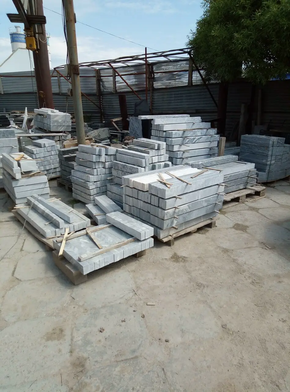 Площадка собственного производства с заготовками из камня для памятников